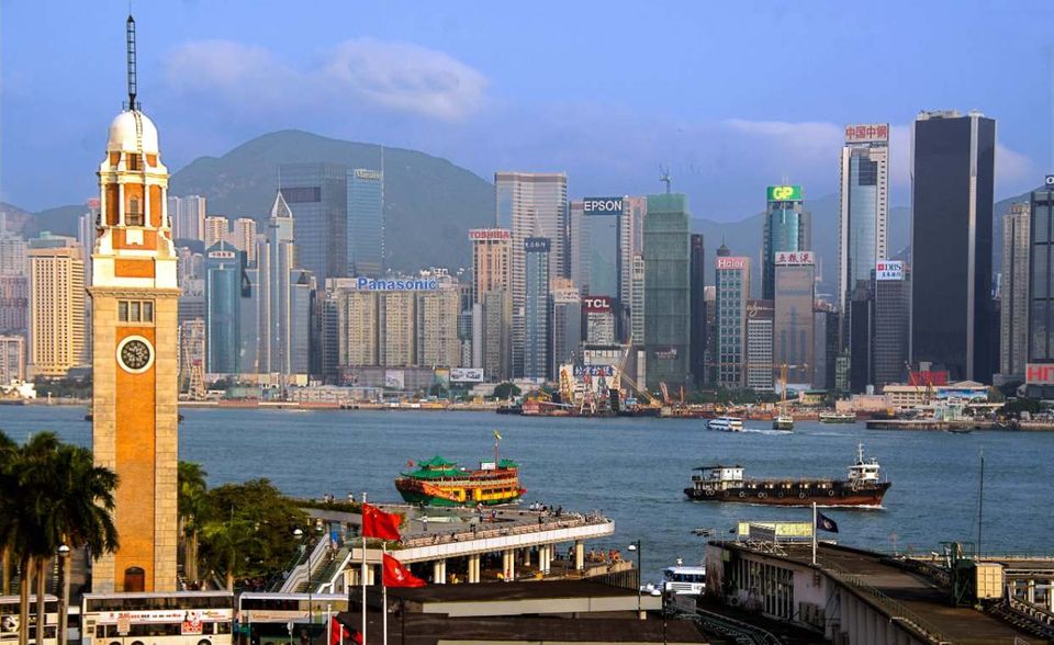 Viele der Milliardäre in Hongkong haben ihr Vermögen im Immobiliengeschäft aufgebaut. Der Fall der Immobilienpreise hat sich daher auch in den Reihen der Superreichen bemerkbar gemacht. In 2020 zählt die Metropole acht Milliardäre weniger. Insgesamt wohnen 71 Superreiche in Hongkong, ihr Gesamtvermögen beläuft sich auf 321 Mrd. US-Dollar. Der reichste Bewohner Hongkongs ist Immobilien-Tycoon Lee Shau Kee mit einem Vermögen von 28,1 Mrd. US-Dollar. Er ist Gründer der Henderson Land Development und Mitgründer von Sun Hung Kai – beide sind Immobilien-Unternehmen.
