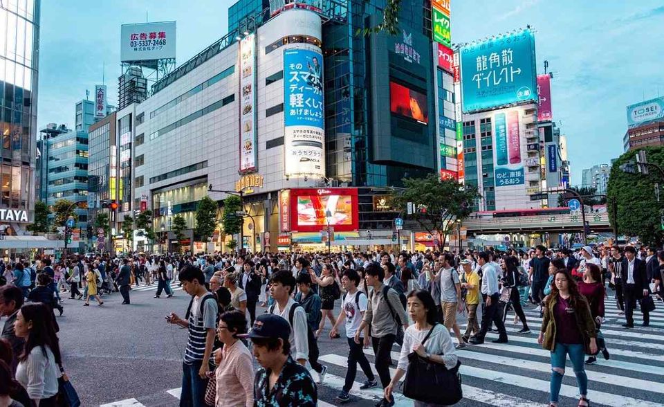 Japans Wirtschaftskraft entspricht fast der der gesamten EU. Auf jeden Einwohner entfielen 2017 rund 29.900 KKS. Das entsprach 95 Prozent des Pro-Kopf-BIP der EU und machte Japan zur achtgrößten Volkswirtschaft der Welt. Für den ersten Platz in Asien reichte es allerdings nicht.
