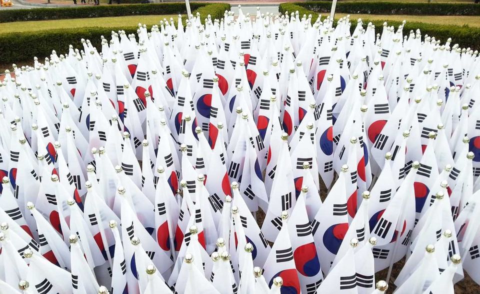Diesen Titel sicherte sich die Republik Korea. Sie verwies Japan knapp mit 28.019 KKS oder 96 Prozent des pro-Kopf-BIP der EU in Asien auf den zweiten Platz. Gemessen am Gesamt-BIP hätte es für Korea im weltweiten Vergleich nur für Rang zwölf gereicht, hinter den asiatischen Konkurrenten China, Indien, Japan und Indonesien.