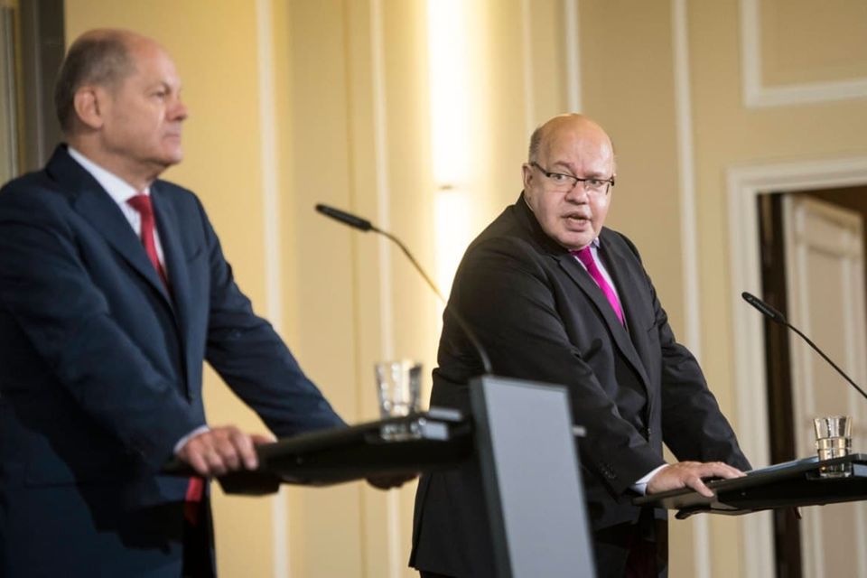 Finanzminister Olaf Scholz (SPD, links) und Bundeswirtschaftsminister Peter Altmaier (CDU) bei einer Pressekonferenz zur Umsetzung des Konjunkturpakets