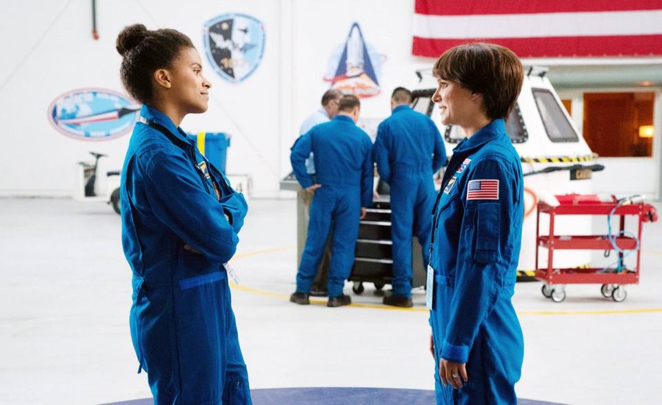 Wie es für eine Astronautin sein könnte, nach einer Mission wieder auf die Erde zurückzukehren, erzählt das US-Drama „Lucy in the Sky“. Dabei spielt Natalie Portman (r.) eine Astronautin, die den Bezug zur Realität verliert. Eigentlich hätte der Film am 2. April anlaufen sollen. Der neue Starttermin ist noch unbekannt.
