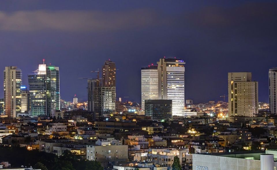 Nicht Dubai, sondern Tel Aviv vertritt in der Rangliste der teuersten Städte der Welt den Nahen Osten. Die israelische Metropole kam zwar im Index nur noch auf den Wert 97 statt wie im Vorjahr 99. Das reichte in diesem Jahr jedoch für Platz sieben. Preistreiber in Tel Aviv waren laut den Analysten unter anderem höhere Ausgaben für Mobilität.