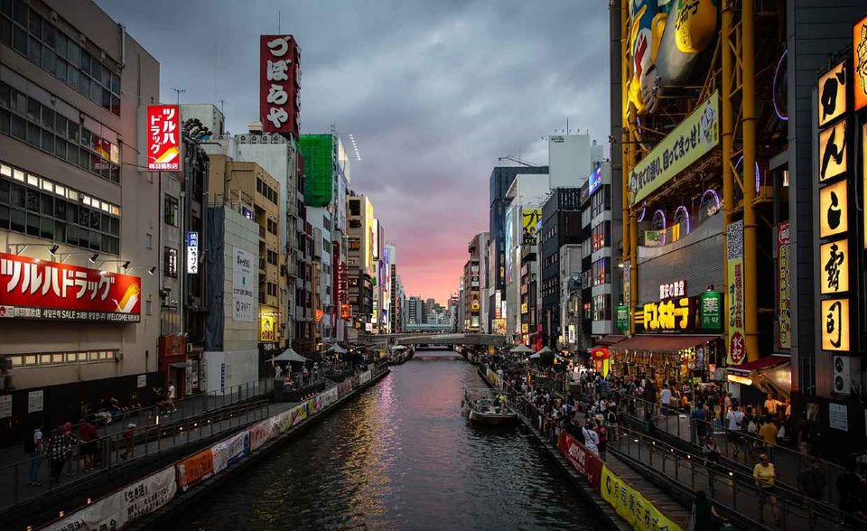 2020 teilen sich wie im Vorjahr drei Städte den Titel der teuersten Metropole der Welt. Neu dabei ist Osaka, das den Platz von Paris eingenommen hat. Das japanische Wirtschaftszentrum krönte damit seinen Sprint an die Spitze. 2019 war Osaka um sechs Plätze auf Rang fünf gesprungen. Nun ging es weitere vier Plätze nach oben. Ein Grund für die hohen Lebenshaltungskosten in Osaka war wie schon im Falle Tokios der starke Yen.