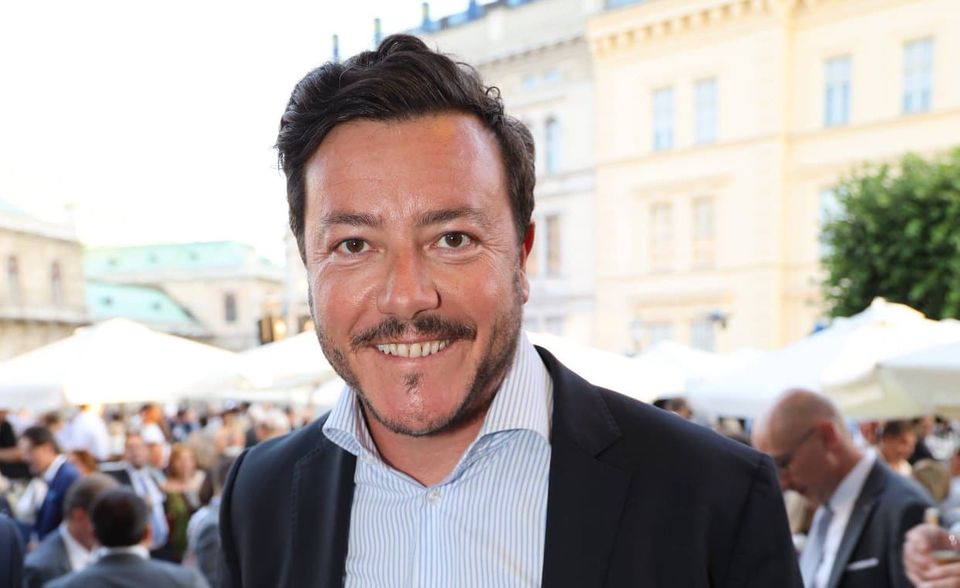 René Benko ist mit einem Vermögen von 4,7 Mrd. Dollar (200 Millionen weniger als 2019) laut „Forbes“ der drittreichste Mensch in Österreich. Weltweit belegt der 43-jährige Gründer der Signa Holding Platz 361. Das größte private Immobilienunternehmen des Landes kann dem Bericht zufolge Vermögenswerte in Höhe von 20 Mrd. Euro vorweisen. Hierzulande wurde Benko durch den Kauf der Warenhausketten Karstadt und Galeria Kaufhof bekannt. Sie wurden 2019 zu einem Konzern verschmolzen. Im Zuge der Corona-Krise sollen Medienberichten zufolge bis zu 80 der über 170 Filialen geschlossen und Tausende von Mitarbeitern entlassen werden. Benko ist seit 2018 Miteigentümer der beiden größten österreichischen Tageszeitungen „Kronen Zeitung“ und „Kurier“.