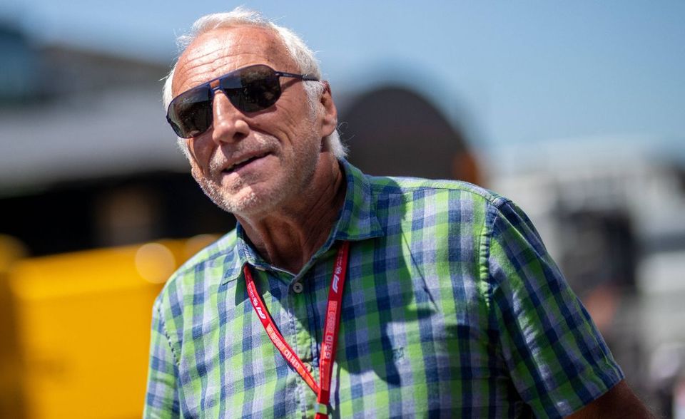 Dietrich Mateschitz (76) spielt unter Österreichs Milliardären in einer eigenen Liga. Der Mitgründer und -eigentümer der Red Bull GmbH verfügte laut „Forbes“ zum Stichtag 7. April 2020 über ein Vermögen von 16,5 Mrd. Dollar. Das war mehr als doppelt so viel wie beim Zweitplatzierten Johann Graf. Mateschitz' Vorsprung schmilzt allerdings Jahr für Jahr. 2019 hatte er die Liste mit 18,9 Mrd. Dollar angeführt, 2018 waren es noch 23 Mrd. Dollar.