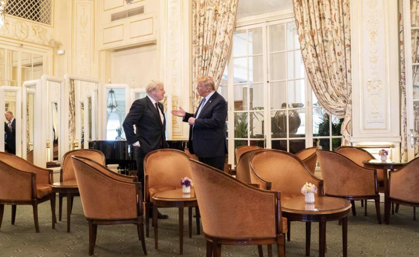 Der britische Premier Johnson (l.) und US-Präsident Trump bei einem Treffen am Rande des G7-Gipfels im vergangenen Jahr in Biarritz