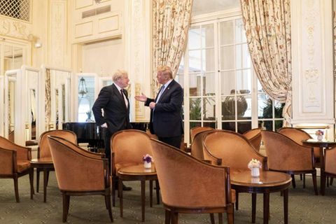 Der britische Premier Johnson (l.) und US-Präsident Trump bei einem Treffen am Rande des G7-Gipfels im vergangenen Jahr in Biarritz