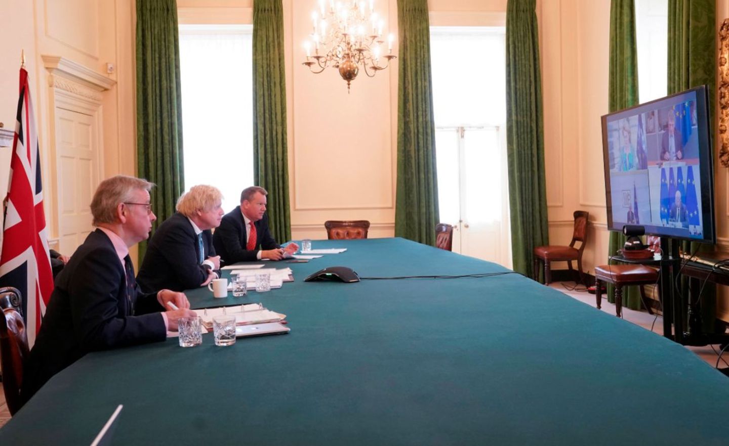 Am Montag sprach Großbritanniens Premier Boris Johnson (M.) per Video mit den Spitzen der europäischen Institutionen. Bei den Brexit-Verhandlungen drängt die Zeit