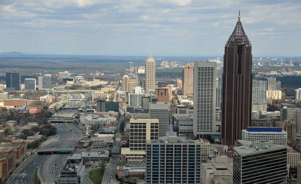 Atlanta und Lima sind binnen zwölf Monaten um jeweils 13 Plätze gestiegen. Sie teilten sich damit Platz sieben. In der Gesamtliste lagen beide Städte ebenfalls auf demselben Rang. Die Analysten der Economist Intelligence Unit stuften sie mit einem Wert von 66 auf Platz 63 ein. In beiden Fällen blieb der Lebenshaltungs-Index des Vorjahres gleich.