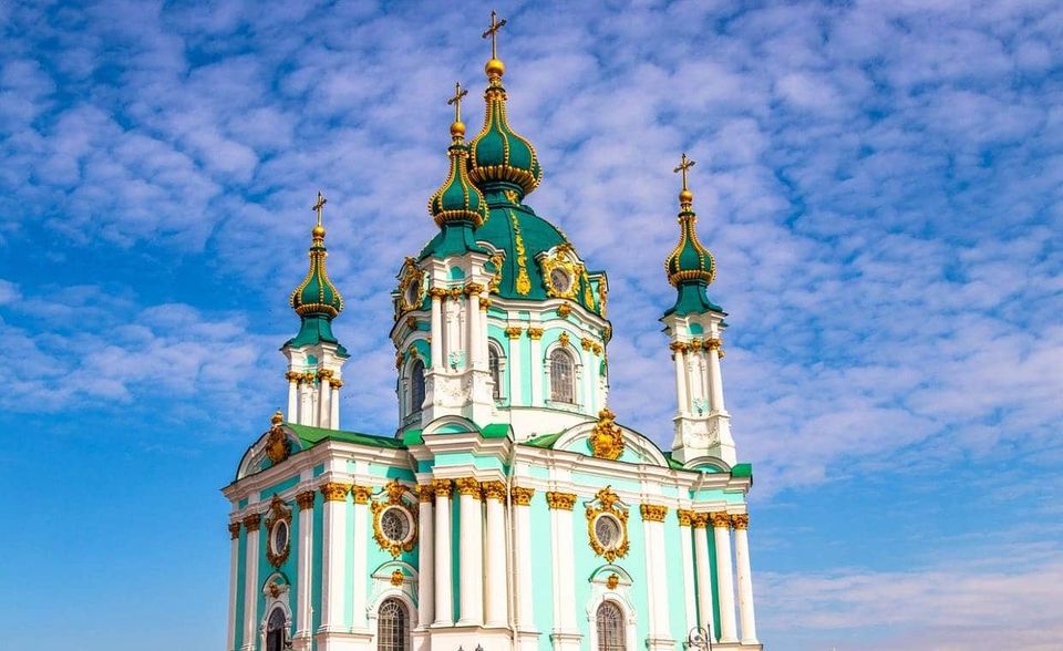 Nur in einer Stadt weltweit haben sich die Lebenshaltungskosten im Vergleich zu New York so stark erhöht wie in Kiew. Die ukrainische Hauptstadt rangierte mit Moskau auf Platz 86, 22 Ränge höher als im Vorjahr. Hauptgrund war den Analysten zufolge die Aufwertung der Landeswährung Hrywna gegenüber dem US-Dollar. Die wiederum sei Folge einer Rekord-Getreideernte 2019 und gestiegener Exporteinnahmen gewesen. Der Indexwert stieg um sechs Punkte auf 58.