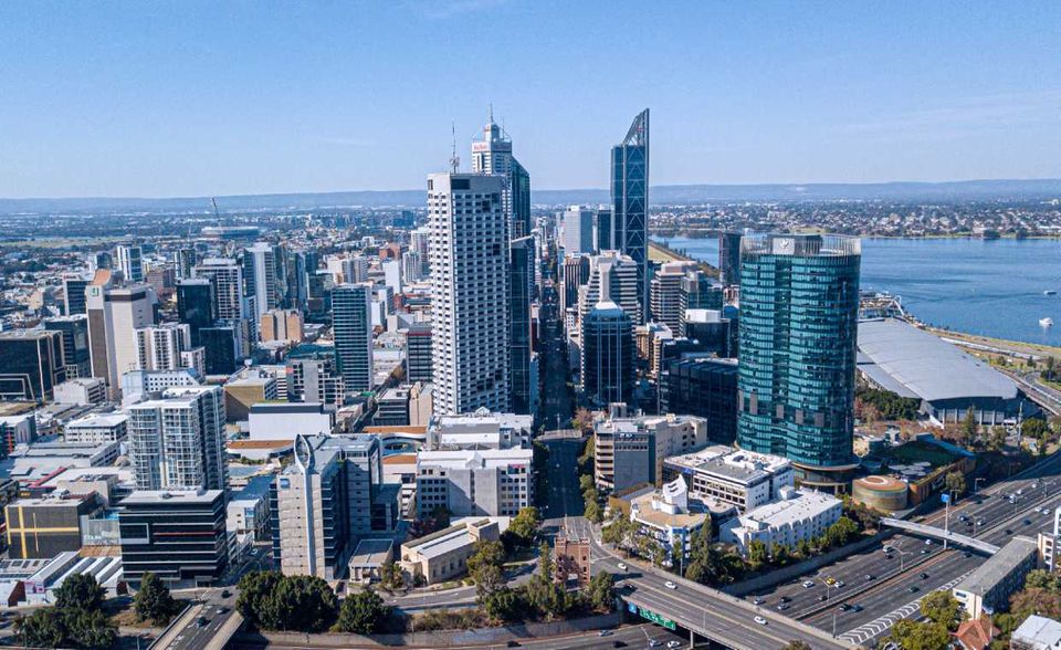Vier Städte teilten sich den siebten Platz dieser Rangliste. Alle haben 2019 im Vergleich zum Vorjahr zehn Ränge eingebüßt. Die teuerste Stadt der vier Siebtplatzierten war 2019 Perth. Die australische Metropole fiel im weltweiten Ranking auf Platz 74. Der Indexwert verschlechterte sich um fünf Punkte auf 64 (New York = 100).