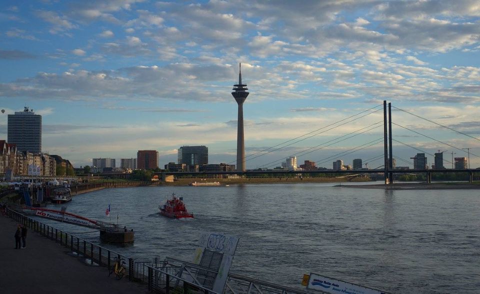 Auf Platz fünf landeten Rom und Düsseldorf. Beide Städte sackten elf Plätze auf Rang 43 ab und fielen im Index um jeweils acht Punkte auf 73. Sie waren damit auf dem europäischen Festland die größten Absteiger 2019. Der Hauptgrund war laut den Analysten der im Vergleich zum Dollar schwache Euro.
