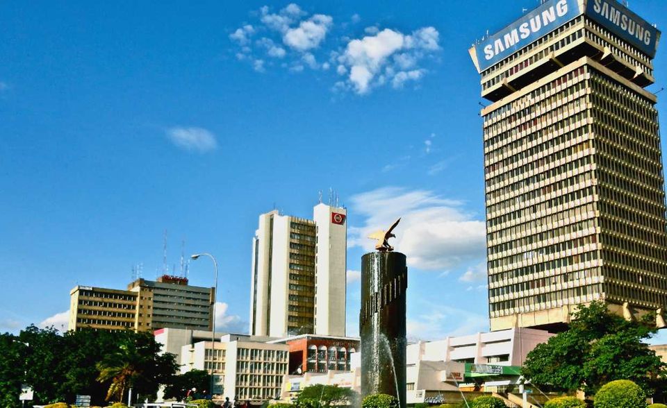 Lusaka ist im Economist-Ranking der teuersten Städte um 13 Ränge auf Platz 127 gefallen. Das machte die Hauptstadt von Sambia zur billigsten Stadt im Absteiger-Ranking. Grund sei der starke Wertverlust des Sambischen Kwachas gewesen, der zu einer Investorenflucht geführt habe, berichtete die Economist Intelligence Unit. Dies habe die hohe Inflationsrate infolge einer Dürre mehr als ausgeglichen und damit für einen Preisverfall geführt.