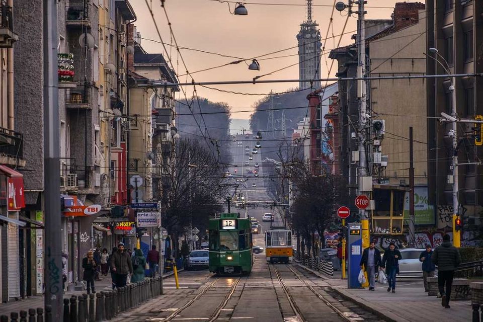 Keine Stadt ist in der Liste der teuersten Städte so stark gefallen wie Sofia. Die bulgarische Hauptstadt hatte 2018 bei den Lebenshaltungskosten auf Platz 90 gelegen. 2019 reichte es mit einem Indexwert von 52 (minus sechs Punkte) nur noch für Platz 106. Die schwache Landeswährung Lew war auch hier die Ursache für die schlechte Platzierung.