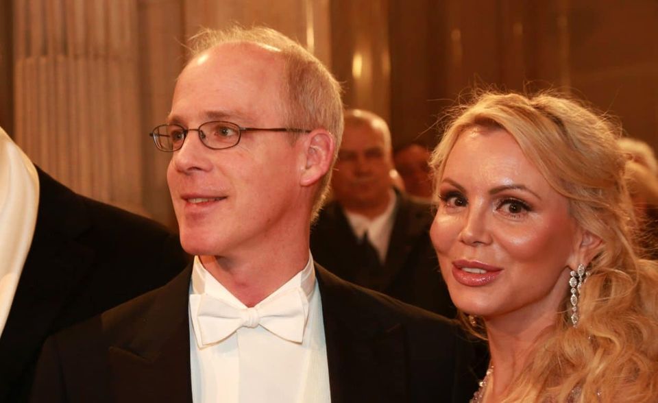 Georg Stumpf ist einer von zwei österreichischen Milliardären, die ihr Vermögen im vergangenen Jahr vermehren konnten. Dem Investor gelang sogar ein Plus von fast 50 Prozent auf nun 4,4 Mrd. Dollar. Das reichte weltweit für Platz 401. 2017 hatte der Zähler noch bei 1,5 Mrd. Dollar gestanden. Stumpf trat als Bauunternehmer in die Fußstapfen seines Vaters. Mit dessen Darlehen in fünfstelliger Höhe legte Stumpf 1994 den Grundstück für seinen Erfolg Er ist Aufsichtsratsvorsitzender des Gebäudetechnik- und Anlagenbauunternehmens Exyte AG. Die Garage seiner Villa in Wien bietet laut „Forbes“ Platz für 40 Autos.