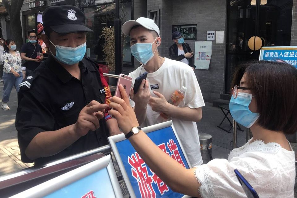Eine einheitliche Tracing-App gibt es in China nicht, je nach Stadt oder Provinz kommen verschiedene Plattformen zum Einsatz. Zentral ist für Nutzer dabei ein QR-Code, der an Kontrollpunkten wie vor Einrichtungen und Bahnhöfen gescannt werden muss. Der Code enthält dabei entweder die Farbe Rot, Gelb oder Grün für das Infektionsrisiko – basierend auf den Angaben der Nutzer. Bei Grün können sich Nutzer frei bewegen, bei Gelb ist eine Woche, bei rot zwei Wochen Selbstquarantäne nötig. Erstellt wird der Code unter anderem bei einigen Bezahldiensten wie Alipay, die Namen, Adresse und Ausweisnummer abfragen. Dazu greift die App auch auf weitere Daten darunter kürzlich unternommene Reisen oder das soziale Umfeld zurück, heißt es laut staatlichen Angaben.