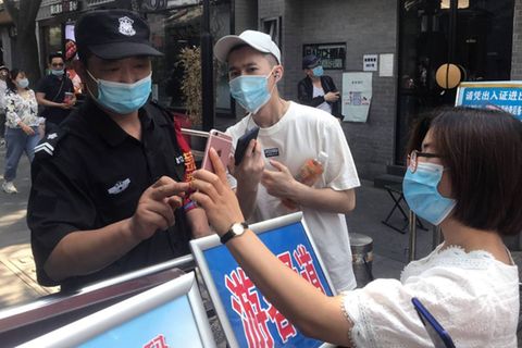 Eine einheitliche Tracing-App gibt es in China nicht, je nach Stadt oder Provinz kommen verschiedene Plattformen zum Einsatz. Zentral ist für Nutzer dabei ein QR-Code, der an Kontrollpunkten wie vor Einrichtungen und Bahnhöfen gescannt werden muss. Der Code enthält dabei entweder die Farbe Rot, Gelb oder Grün für das Infektionsrisiko – basierend auf den Angaben der Nutzer. Bei Grün können sich Nutzer frei bewegen, bei Gelb ist eine Woche, bei rot zwei Wochen Selbstquarantäne nötig. Erstellt wird der Code unter anderem bei einigen Bezahldiensten wie Alipay, die Namen, Adresse und Ausweisnummer abfragen. Dazu greift die App auch auf weitere Daten darunter kürzlich unternommene Reisen oder das soziale Umfeld zurück, heißt es laut staatlichen Angaben.