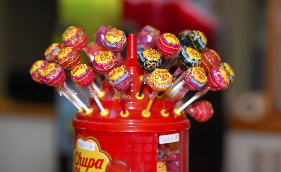 Auf Platz sieben findet sich ebenfalls ein Brüderpaar. Augusto und Giorgio Perfetti sind die Eigentümer des Süßwarenherstellers Perfetti Van Melle. Zu dem Konzern gehören die Marken Mentos und Chupa Chups. Die Brüder leben in der Schweiz und haben sich aus dem Alltagsgeschäft ihres Unternehmens zurückgezogen, wie „Forbes“ berichtete. Ihr Vermögen schrumpfte um rund ein Drittel von 6,5 auf 4,1 Mrd. Dollar.