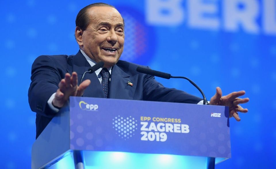 Silvio Berlusconi hat binnen eines Jahres 1 Mrd. Dollar eingebüßt. „Forbes“ schätzte sein Vermögen zum Stichtag 18. März 2020 auf 5,3 Mrd. Dollar. 2014 waren es noch 9 Mrd. Dollar gewesen. Der skandalumwitterte Geschäftsmann hat in den 70er-Jahren seine Mediengruppe Fininvest aufgebaut. 1994 wurde er erstmals zum Premierminister Italiens gewählt. Aktuell sitzt der wegen Bestechung und Steuerbetrug verurteilte 83-Jährige im Europäischen Parlament.