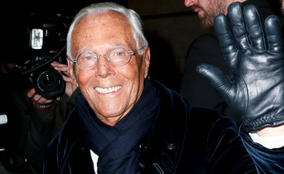 Giorgio Armani ist nicht nur einer der einflussreichsten Modeschöpfer des 20. Jahrhunderts. Der Designer ist im Gegensatz zu vielen seiner Kollegen ein erfolgreicher Geschäftsmann. Er ist auch mit 85 Jahren Herr seines Modeimperiums und hat Kaufofferten von Luxuskonglomeraten widerstanden. Armani blieb aber ebenfalls nicht von der weltweiten Milliardärskrise verschont. Sein Vermögen verringerte sich laut „Forbes“ binnen eines Jahres von 8,5 auf 5,4 Mrd. Dollar. 2014 hatte Armani knapp den Sprung über die zehn-Milliarden-Marke verpasst. Seine Kollegin Miuccia Prada belegt übrigens auf der aktuellen Liste der reichsten Italiener Platz 14 mit 2,2 Mrd. Dollar (600 Mio. Dollar mehr als im Vorjahr).