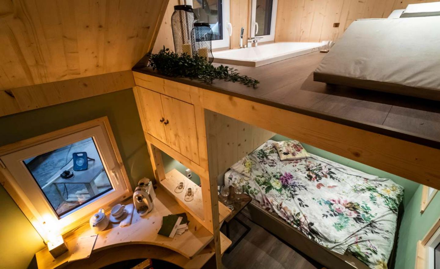 Wohnen auf engstem Raum: Blick in ein Tiny House der Firma Diekmann