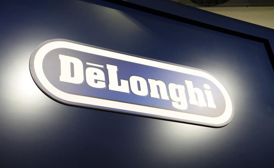 Auch das Vermögen von Giuseppe De'Longhi und seiner Familie wird auf 3 Mrd. Dollar geschätzt. Es ist den Analysten zufolge um 800 Mio. Dollar geschrumpft. Der 81-Jährige ist Vorstandsvorsitzender des 1902 gegründeten Haushaltsgeräteherstellers, der für seine Kaffeemaschinen bekannt ist. 2001 übernahm der Konzern die britische Marke Kenwood.