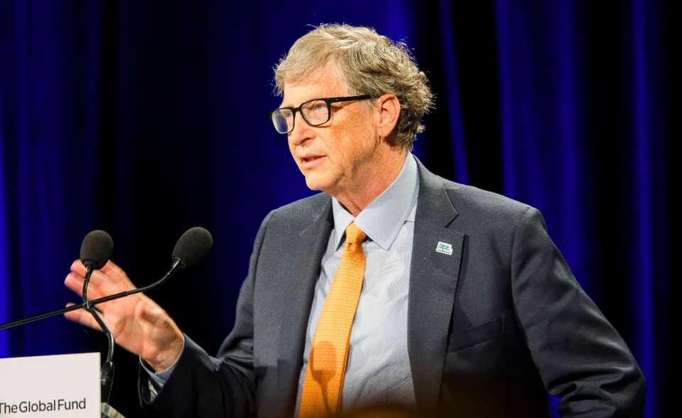 Silber gibt es für Bill Gates nicht nur im Ranking der reichsten Tech-Milliardäre, sondern auch der reichsten Milliardäre der Welt. Im März zog sich der Microsoft-Mitgründer aus dem Board des Softwarekonzerns zurück. In den Medien ist Bill Gates aktuell aber vor allem für seine Stiftung bekannt, die sich auch im Kampf gegen das Coronavirus engagiert. Gates’ Vermögen hat im Vergleich zum Vorjahr leicht zugelegt und lag zum Stichtag bei 98 Mrd. US-Dollar.