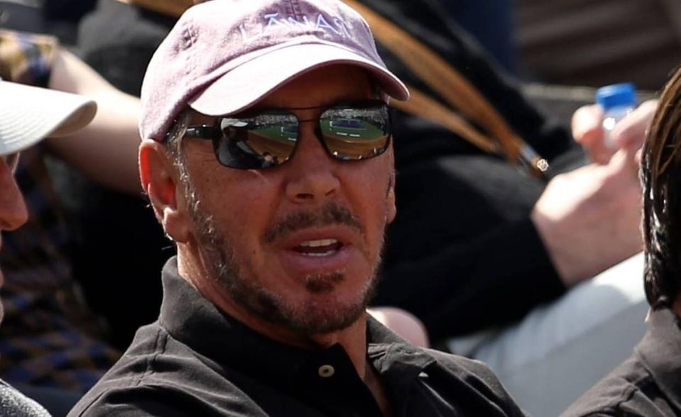 Während Larry Ellison weltweit auf Platz fünf der reichsten Menschen weltweit liegt, schafft es Oracle-Gründer unter den Tech-Milliardären sogar auf’s Treppchen. Zum Stichtag belief sich sein Vermögen auf 59 US-Dollar. Bis Ende Mai wuchs es sogar noch mal um 10,4 Mrd. US-Dollar an. Das Finanzplus lag unter anderem an Ellisons Tesla-Aktien. Trotz Schwankungen war der Kurs des E-Autobauers seit März im Aufwind.