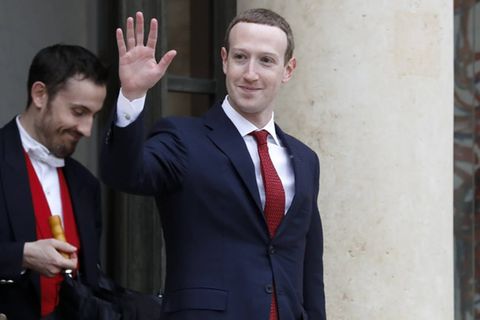 Im Vergleich zum Vorjahr ist das Vermögen von Facebook-CEO und -Gründer Mark Zuckerberg ein wenig geschrumpft. Es beläuft sich auf 54 Mrd. US-Dollar. Auch Facebook musste 2019 eine Schlappe hinnehmen. Das Soziale Netzwerke wurde wegen Verstößen gegen den Datenschutz und die Verletzung der Privatsphäre von Nutzern zu einer Strafe von 5 Mrd. US-Dollar verurteilt. Zwischen März und Mai legte die Facebook-Aktie dagegen noch einmal gehörig zu und ließ damit auch Zuckerbergs Vermögen wachsen – um ganze 31,4 Mrd. US-Dollar bis Ende Mai.