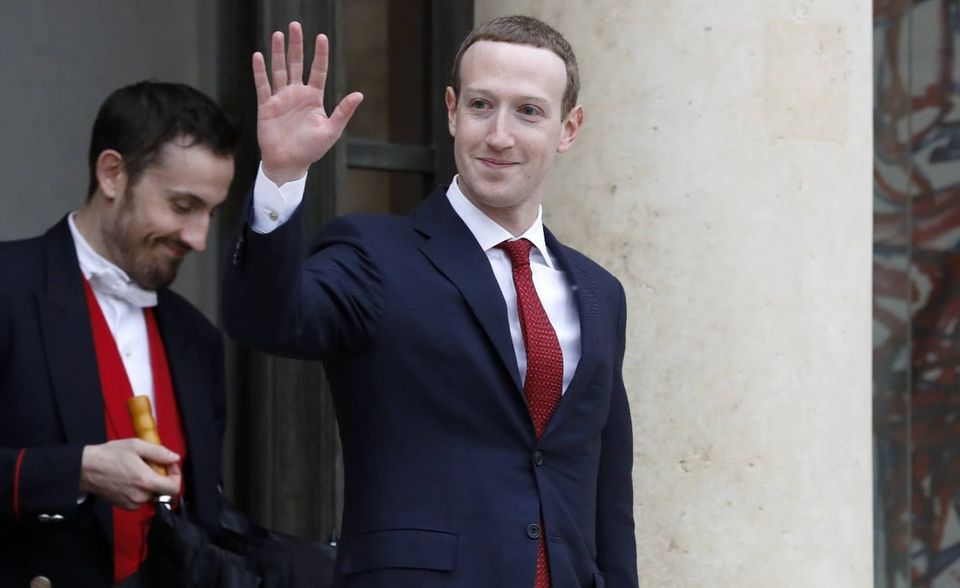 Im Vergleich zum Vorjahr ist das Vermögen von Facebook-CEO und -Gründer Mark Zuckerberg ein wenig geschrumpft. Es beläuft sich auf 54 Mrd. US-Dollar. Auch Facebook musste 2019 eine Schlappe hinnehmen. Das Soziale Netzwerke wurde wegen Verstößen gegen den Datenschutz und die Verletzung der Privatsphäre von Nutzern zu einer Strafe von 5 Mrd. US-Dollar verurteilt. Zwischen März und Mai legte die Facebook-Aktie dagegen noch einmal gehörig zu und ließ damit auch Zuckerbergs Vermögen wachsen – um ganze 31,4 Mrd. US-Dollar bis Ende Mai.