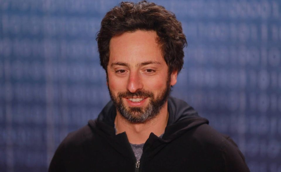 Zum Stichtag des Rankings der Tech-Milliardäre – dem 18. März – schrumpfte das Vermögen von Google-Mitbegründer Sergey Brin auf 49,9 Mrd. US-Dollar. Im Dezember trat Brin von der Spitze des Google-Mutterkonzerns Alphabet zurück. Brin ist aber weiter als Mehrheitseigner im Vorstand tätig. Als die Alphabet-Aktie zwischen Ende März und Ende Mai wieder an Fahrt gewann, kletterte daher auch Brins Vermögen wieder nach oben. Ende Mai belief es sich auf 61,3 Mrd. US-Dollar.