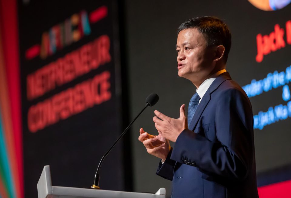 Seit dem Vorjahr ist das Vermögen von Alibaba-Mitbegründer Jack Ma um 1,5 Mrd. US-Dollar gewachsen. Aktuell beläuft es sich auf 38,8 Mrd. US-Dollar. In China steht er damit an der Spitze der reichsten Milliardäre, weltweit landet er auf Platz 17. Im September 2019 zog sich Jack Ma vom Posten des CEO an der Spitze des E-Commerce-Riesen zurück. Zu seinem Vermögen gehören Beteiligungen am Fintech Ant Financial und den Unterhaltungsunternehmen Huayi Brothers und Beijing Enlight Media.