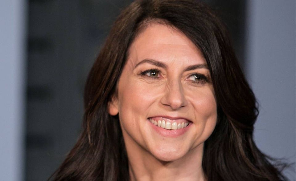 MacKenzie Bezos ist zum ersten Mal auf der Liste der reichsten Tech-Milliarärdäre. Ihr Vermögen beläuft sich auf 36 Mrd. US-Dollar und entstammt zu großen Teilen den Amazon-Aktien, die sie seit der Scheidung von Ex-Mann und Konzern-Chef Jeff hält. Rund ein Viertel der Konzern-Anteile gehört seit der Scheidung ihr.
