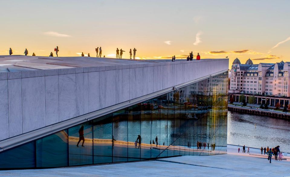Fünf Länder teilen sich mit dem Indexwert 3,44 Platz vier. Sie sind die ersten Staaten, die im Corona-Ranking für die OECD ein „sehr gut“ erhalten. Norwegen punktete mit einer geringen Übersterblichkeit und dem hohen Risiko durch viele ausländische Touristen.