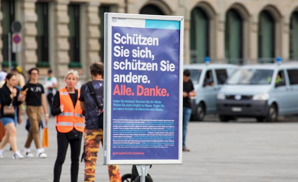 Die Analysten haben in den sechs Kategorien jeweils Werte von 1 (schlechteste Reaktionen/geringstes Risiko) bis 4 (beste Reaktionen/höchstes Risiko) vergeben. Die Schweiz kam in allen Hauptbereichen (Übersterblichkeit, Tests, Gesundheitsangebote) jeweils auf eine 3. Ein hohes Risiko durch viele ausländische Touristen und ein hoher Anteil an Senioren brachte der Schweiz einen Endwert von 2,89. Das reichte lediglich für die Note „mittelmäßig“ und den achtletzten Platz in der OECD.
