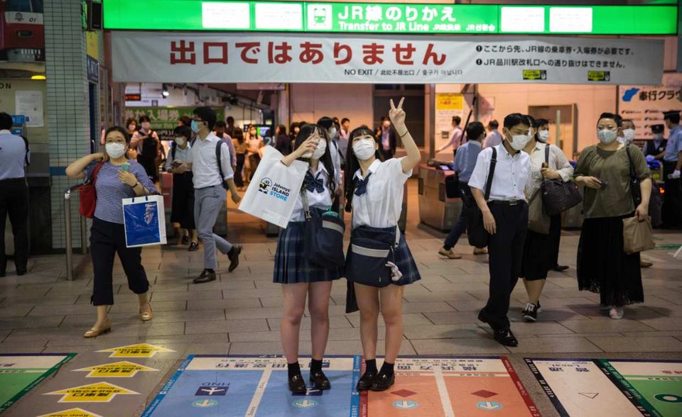 Die Schweiz teilt sich Rang acht der schlechtesten Länder mit Japan. Das Land weist zwar laut der Untersuchung eine niedrige Übersterblichkeit auf. Dafür sind die Risiken durch Übergewicht und internationale Gäste gering. Zudem kommt Japan bei der Abdeckung mit Corona-Tests auf den schlechtesten Wert 1 – als einziges OECD-Land überhaupt.