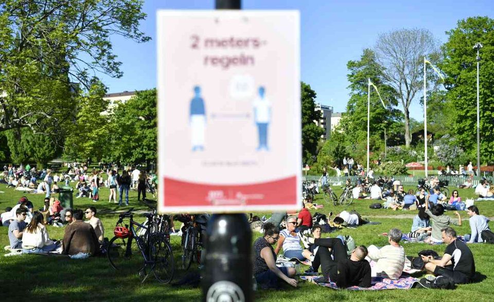 Schweden belegt mit 2,56 Punkten auf der Negativliste Platz sechs. Es ist für die EIU-Analysten neben den USA und Chile eines der Länder, die hervorstechen. „Schwedens Reaktion auf die Pandemie war innerhalb und außerhalb des Landes hochumstritten“, heißt es in dem Bericht. Die Regierung habe sich auf die Herdenimmunität verlassen und deshalb auf einen Lockdown verzichtet. Sie kam immerhin auf eine „mittelmäßige“ Bewertung. Denn trotz der kontroversen Strategie hat Schweden eine niedrigere Übersterblichkeit als Länder mit vergleichbaren Risikoprofilen und strengen Lockdown-Regeln wie beispielsweise Spanien oder Italien, wie die Experten schreiben.
