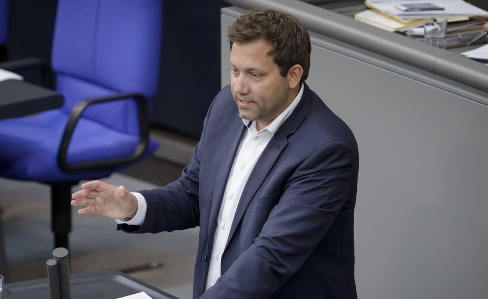 Lars Klingbeil (Jahrgang 1978) ist seit Dezember 2017 Generalsekretär der SPD. Nach dem Abitur 1998 leistete er laut seiner Bundestags-Biografie Zivildienst in der Bahnhofsmission Hannover. Ab 1999 studierte Klingbeil an der Leibniz Universität Hannover Politische Wissenschaft, Soziologie und Geschichte. Er machte 2004 seinen Magister. Während des Studiums arbeitete Klingbeil unter anderem im Wahlkreisbüro des damaligen Bundeskanzlers Gerhard Schröder. Anschließend war er Jugendbildungsreferent des SPD-Landesverbands Nordrhein-Westfalen (2004 bis 2005) und Büroleiter des SPD-Landesvorsitzenden Garrelt Duin (2005 bis 2009). 2005 wurde Klingbeil erstmals in den Bundestag gewählt