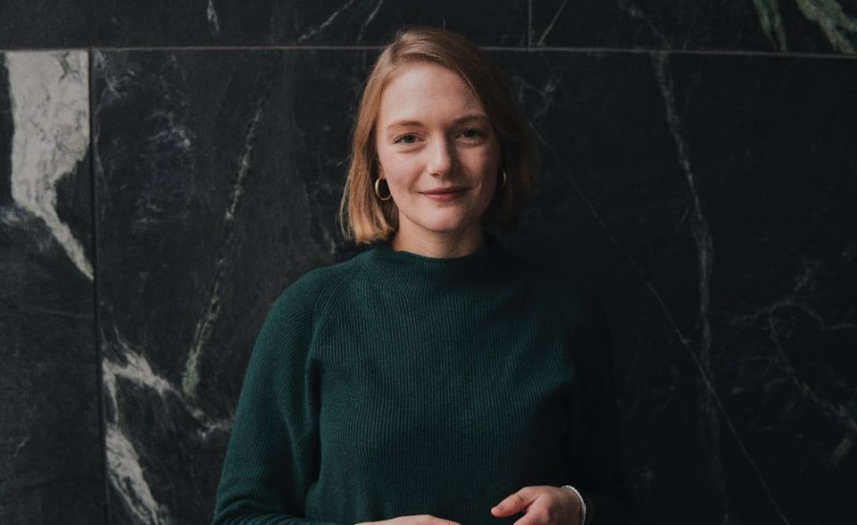 Ria Schröder (Jahrgang 1992) ist Bundesvorsitzende der Jungen Liberalen und vertritt den Verband im FDP-Bundesvorstand. Sie arbeitet bei der Hamburger Kanzlei Cogito Legal, die auf Wirtschaftsrecht spezialisiert ist. Schröder hat laut ihrer Firmenbiografie an der Bucerius Law School in Hamburg studiert und das 1. Staatsexamen abgelegt. Es folgten Praktika bei der Anwaltskanzlei Norton Rose Fulbright und dem Auktionshaus Christie’s. Anschließend arbeitete Schröder den Angaben zufolge als wissenschaftliche Mitarbeiterin bei der Hamburger Kanzlei Clarius Legal. Die Juristin wurde als Datenschutzbeauftragte zertifiziert.
