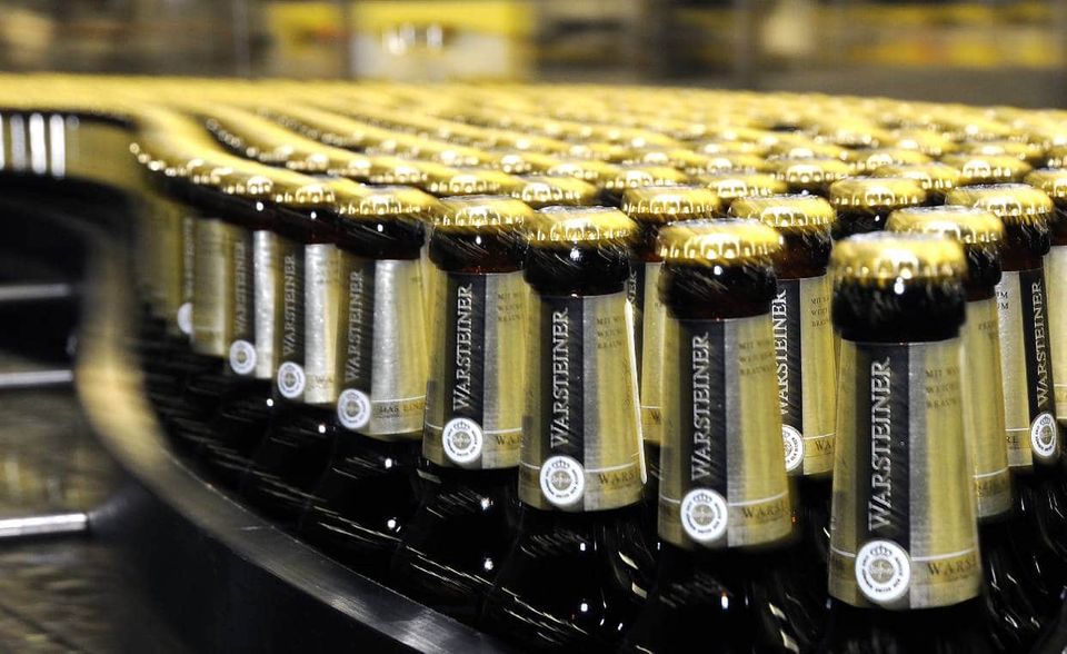 #3 Warsteiner Bei Warsteiner macht es die Masse. Die Marke schafft es in keinem Bundesland auf Platz eins. Ansonsten reicht nur für einen zweiten Platz (Saarland) sowie drei dritte Plätze (Hamburg, Niedersachsen, Rheinland-Pfalz). Selbst im Stammland Nordrhein-Westfalen verfehlt die Marke das Treppchen. Bundesweit aber liegt Warsteiner mit 12,5 Prozent auf Platz drei der beliebtesten Biermarken. Die Warsteiner Brauerei Haus Cramer wurde 1753 von Antonius Cramer gegründet und in neunter Generation von Catharina Cramer geführt. Zur Warsteiner Gruppe gehören die Herforder Brauerei und die Paderborner Brauerei. Sie produziert nach eigenen Angaben mehr als zwei Millionen Hektoliter pro Jahr. Der Umsatz 2018 habe bei über 400 Millionen Euro gelegen.