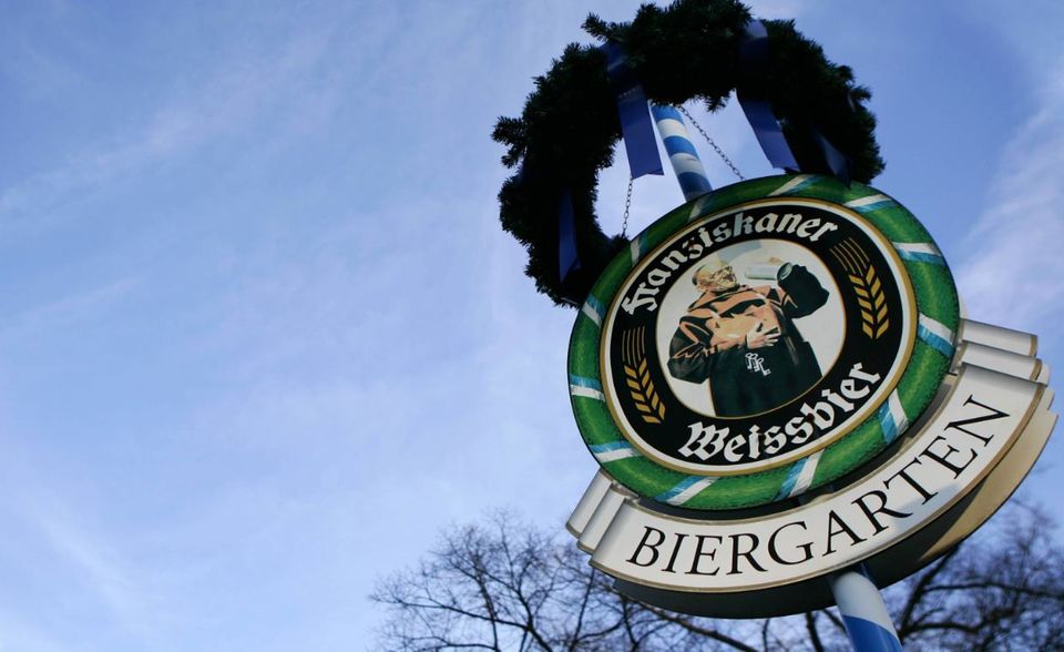 Franziskaner Weißbier liegt mit einer Zustimmung von 9,5 Prozent laut YouGov auf Platz acht der beliebtesten Biere Deutschlands. In Bayern rangiert es mit 21,7 Prozent auf Platz eins, kommt aber in keinem anderen Bundesland in die Top 3. Die Brauerei führt ihre Wurzeln ins Jahr 1363 zurück. Damals sei erstmals die „Bräustatt bey den Franziskanern“ in der Nähe der Residenz in München erwähnt worden. Franziskaner Weißbier gehört zu Anheuser-Busch InBev und damit zur größten Brauereigruppe der Welt.