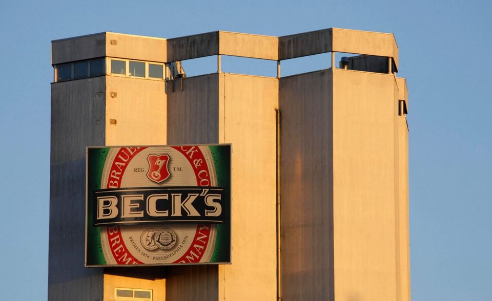 #2 Beck's Beck's kann im Gegensatz zu Warsteiner auf eine starke regionale Identität setzen. Das herbe Bier aus Bremen trifft insbesondere den Geschmack der Norddeutschen. Beck's ist das beliebteste Bier in Bremen und Hamburg, Nummer zwei in Schleswig-Holstein und Niedersachsen sowie in Hessen. Deutschlandweit kann nur ein Bier die Marke in die Schranke weisen (Zustimmungswert: 12,9 Prozent). Außerdem ist Beck's häufig im Ausland zu finden. Die Brauerei Beck wurde 1873 gegründet. Sie gehört wie Franziskaner zu Anheuser-Busch InBev.