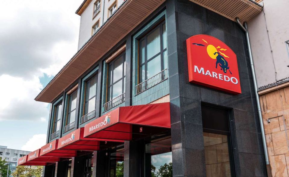 Auch hier haben sich die Firmengründer mit ihren Namen verewigt. Allerdings erlaubten sich MAnfred Holl, Karl-Heinz REinheimer und UDO Schlote einige Freiheiten, um einen wohlklingenden Namen zu produzieren, der Impressionen von saftigen Steaks aus Südamerika heraufbeschwört. 1973 wurde das erste Maredo-Restaurant auf dem Berliner Ku'damm eröffnet. In den folgenden Jahrzehnten wuchs das Unternehmen auf knapp 40 Steakhäuser. Im März 2020 meldete Maredo Insolvenz an.