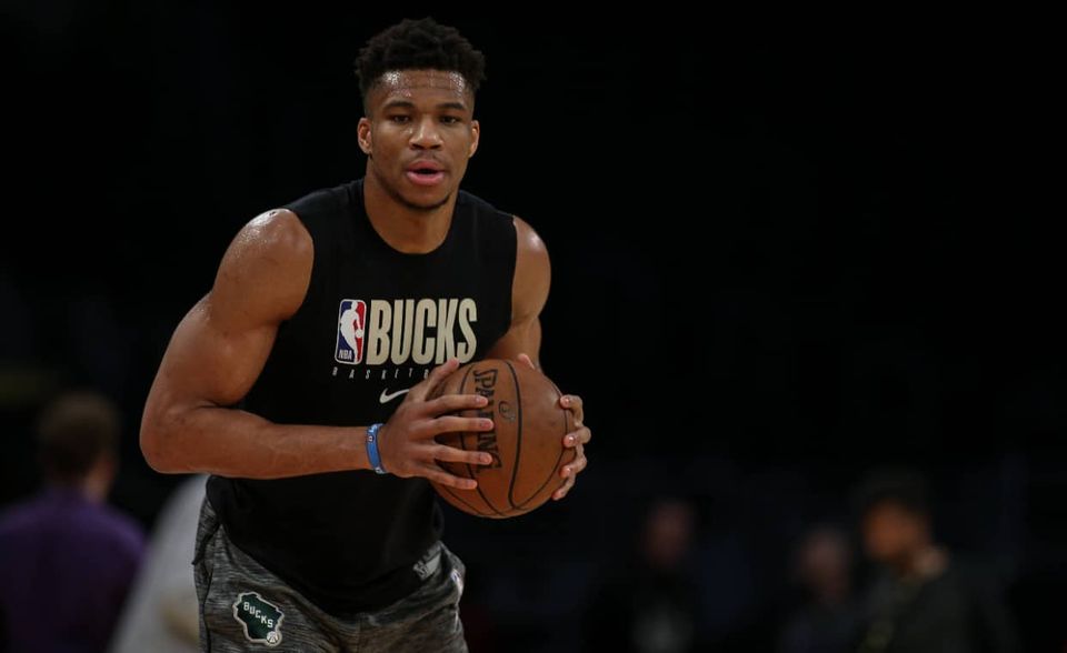 Basketball und vor allem die nordamerikanische Liga NBA dominiert die Liste der bestbezahlten Athleten der Welt. Von den Traumgehältern profitieren auch einige Europäer. Der Höchstdotierte ist laut „Forbes“ Giannis Antetokounmpo. Der Grieche – Spitzname „Greek Freak“ – soll binnen zwölf Monaten rund 47,6 Mio. Dollar verdient haben, 28 Millionen davon mit Werbung, etwa für Nike. Der Star der Milwaukee Bucks war in der Saison 2018/19 zum wertvollsten Spieler der NBA gekürt worden. Disney will Antetokounmpos Lebensgeschichte verfilmen. Der Kinostart ist für 2022 geplant.