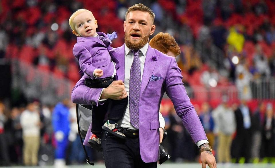 Conor McGregor ist wohl die umstrittenste Figur unter den Spitzenverdienern des Sports. Der Mixed-Martial-Arts-Kämpfer hat zuletzt laut „Forbes“ 48 Mio. Dollar eingenommen. 30 Mio. Dollar entfielen allein auf den Sieg gegen Donald Cerrone im Januar 2020. 2018 hatte es bei der Liste für den Iren noch für den zweiten Rang gereicht. Damals hatte er mit dem Kampf gegen Boxchampion Floyd Mayweather unglaubliche 85 Mio. Dollar kassiert. McGregors Werbedeal mit Reebok soll pro Jahr 5 Mio. Dollar bringen.