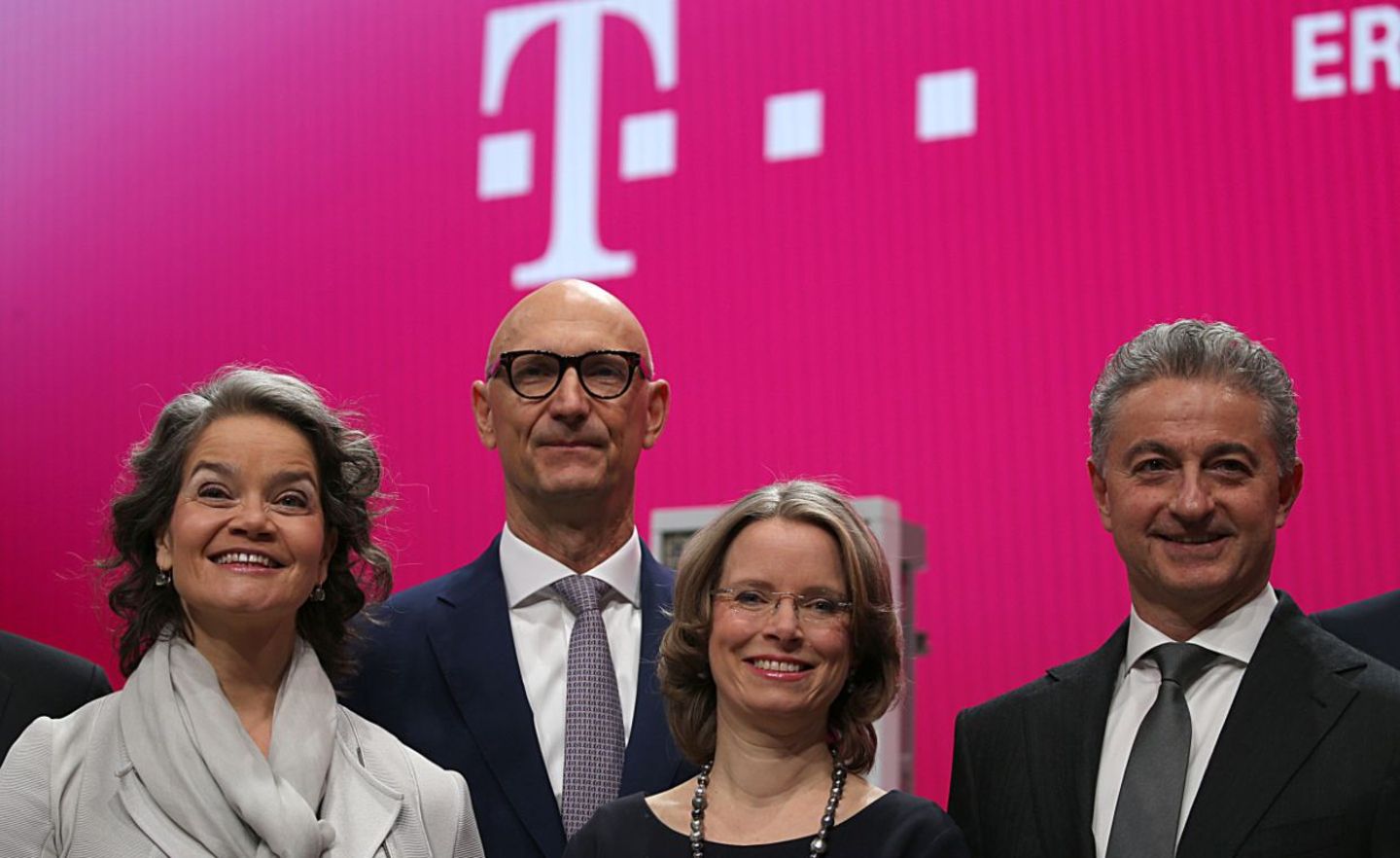 Zwei Frauen und ein Amerikaner: Telekom-Chef Timotheus Höttges (2.v.r.)mit den Vorständen Claudia Nemat, Birgit Bohle und Adel Al-Saleh (v.l.n.r.)