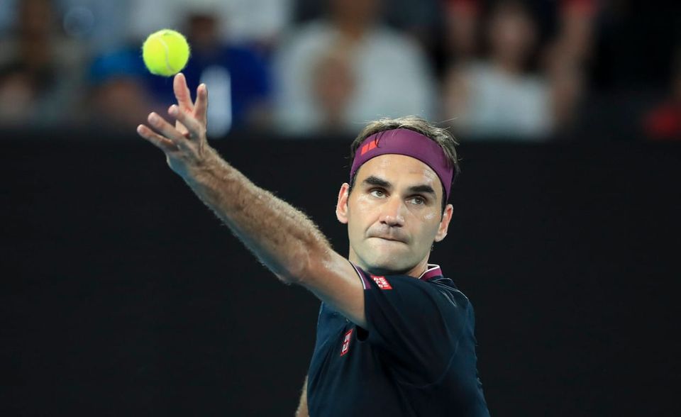 Roger Federer ist laut „Forbes“ aktuell der bestbezahlte Sportler der Welt. Damit führt zum ersten Mal ein Tennisspieler die seit 1990 erstellte Rangliste an. Federer hatte 2019 noch auf Platz fünf gelegen. Nun zog der Schweizer mit 106,3 Mio. Dollar gerade eben an Ronaldo und Messi vorbei. Die Fußballstars hätten infolge der Corona-Pandemie weniger verdient als sonst, erklärte „Forbes“. Das habe den Weg freigemacht für den Werbestar des Spitzensports. Federer soll von Sponsoren 100 Millionen Dollar erhalten haben. Der bestbezahlte Sportler aus Deutschland ist laut „Forbes“ Mesut Özil mit 28,7 Mio. Dollar auf Platz 49.