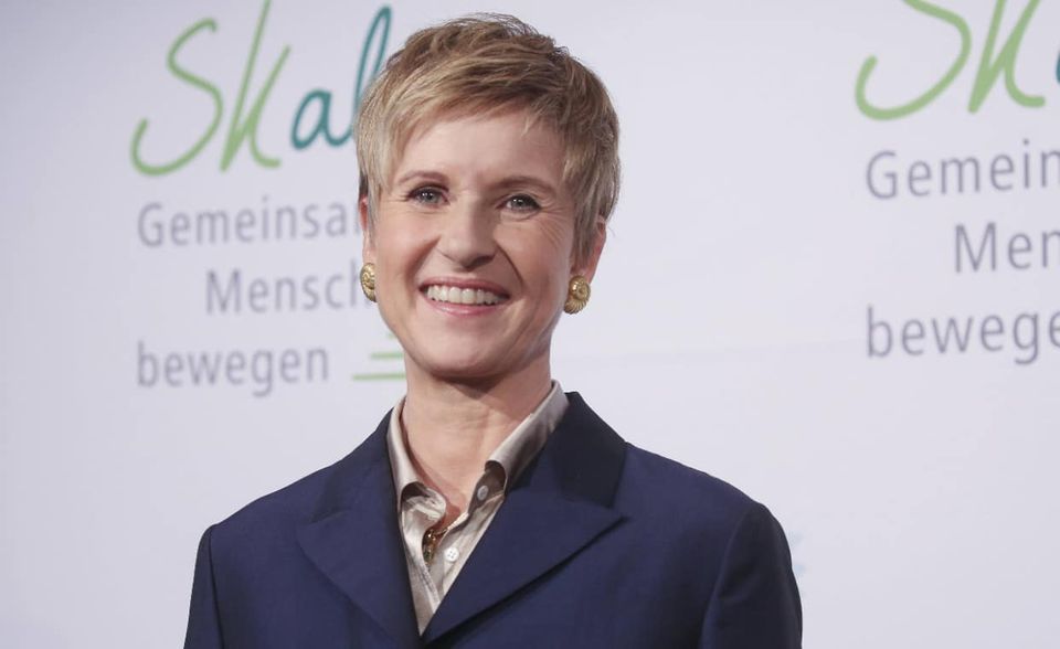 Deutschland ist weiterhin mit Susanne Klatten in der Liste der reichsten Frauen vertreten. Allerdings hat die Großaktionärin von BMW laut „Forbes“ binnen eines Jahres 20 Prozent ihres Vermögens eingebüßt. Der Grund: Kurseinbrüche bei den BMW-Aktien im Zuge der Corona-Krise. Die 57-jährige Tochter des Industriellen Herbert Quandt hält dem Bericht zufolge 19,2 Prozent an dem Autobauer. Klattens Vermögen fiel angeblich von 21,0 auf 16,8 Milliarden Dollar. Die studierte Wirtschaftswissenschaftlerin ist zudem alleinige Eigentümerin des Pharmakonzerns Altana. Sie nimmt in der allgemeinen Reichenliste Platz 54 ein.