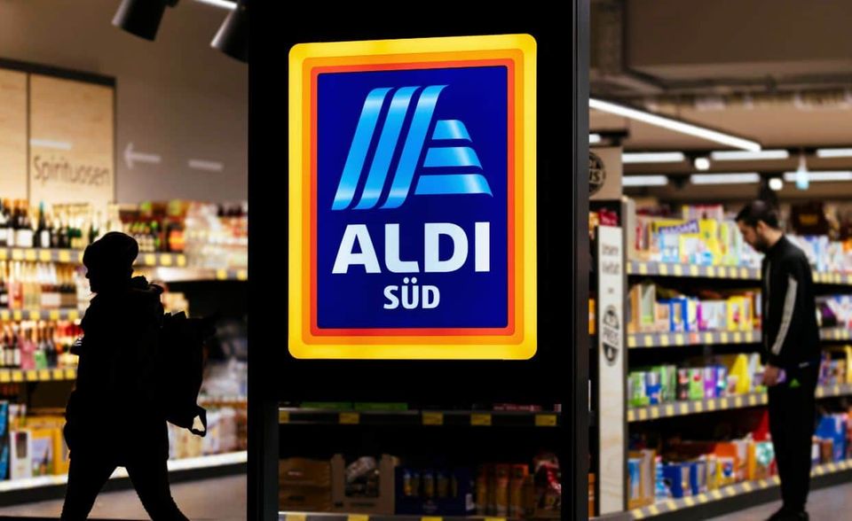 Bei Beate Heister, Tochter des 2014 gestorbenen Aldi-Süd-Gründers Karl Albrecht, gibt es bei „Forbes“ widersprüchliche Angaben. In einem Artikel zu den zehn reichsten Frauen der Welt fehlt der Name der deutschen Milliardärin – vermutlich, weil sie sich das Vermögen von angeblich 33,3 Milliarden Dollar mit ihrem Bruder Karl Albrecht Jr. teilt. In der Tabelle zum Ranking wird Heister aber mit der Gesamtsumme von 33,3 Milliarden Dollar auf Platz fünf zwischen Mackenzie Bezos und vor Jacqueline Mars geführt. Wie dem auch sei: Das gemeinsame Vermögen der Aldi-Süd-Erben hat sich laut „Forbes“ binnen eines Jahres um rund acht Prozent verringert. Sollte es zu gleichen Teilen auf die Geschwister entfallen, würde sich Heister knapp hinter Klatten einreihen.