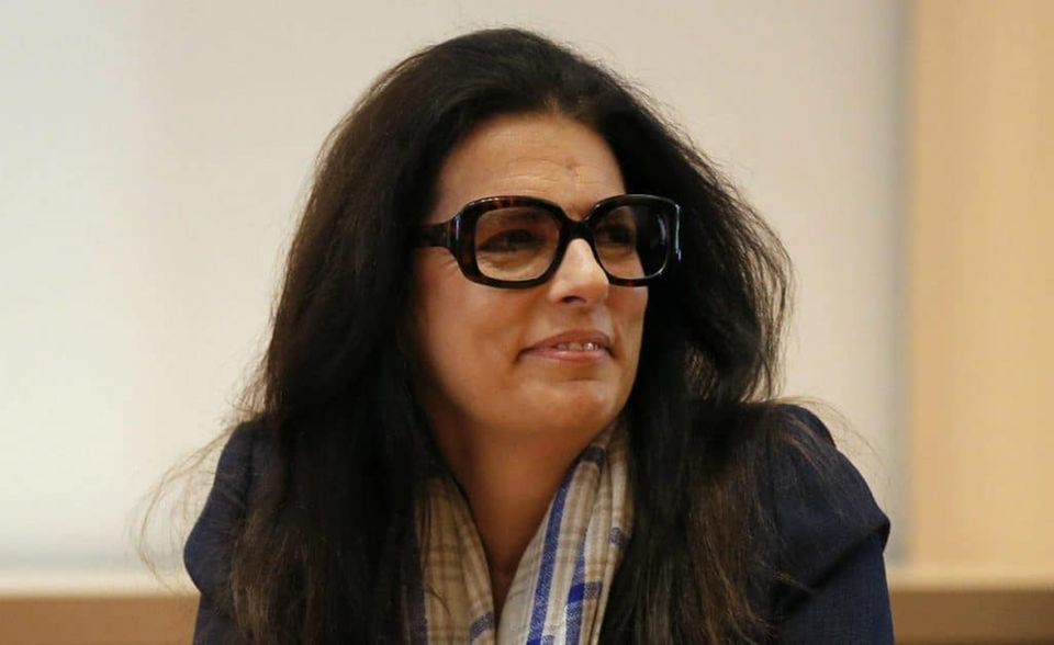 Françoise Bettencourt Meyers bleibt 2020 die reichste Frau Europas. Weltweit musste die L'Oréal-Erbin (66) die Spitzenposition an Walmart-Erbin Alice Walton abtreten. Das Vermögen der Französin verringerte sich aber nur minimal. Es sank laut „Forbes“ von 49,3 auf 48,9 Milliarden Dollar. Hier waren ebenfalls Corona-Kurzsstürze Anfang März verantwortlich. 2019 hatte die damals reichste Frau der Welt noch ein Plus von 17 Prozent verzeichnen können. Bettencourt Meyers hat ihr Vermögen von ihrer 2017 gestorbenen Mutter Liliane geerbt, der Tochter des Firmengründers Eugène Schueller. Sie liegt weltweit auf Platz 15 der reichsten Menschen der Welt.